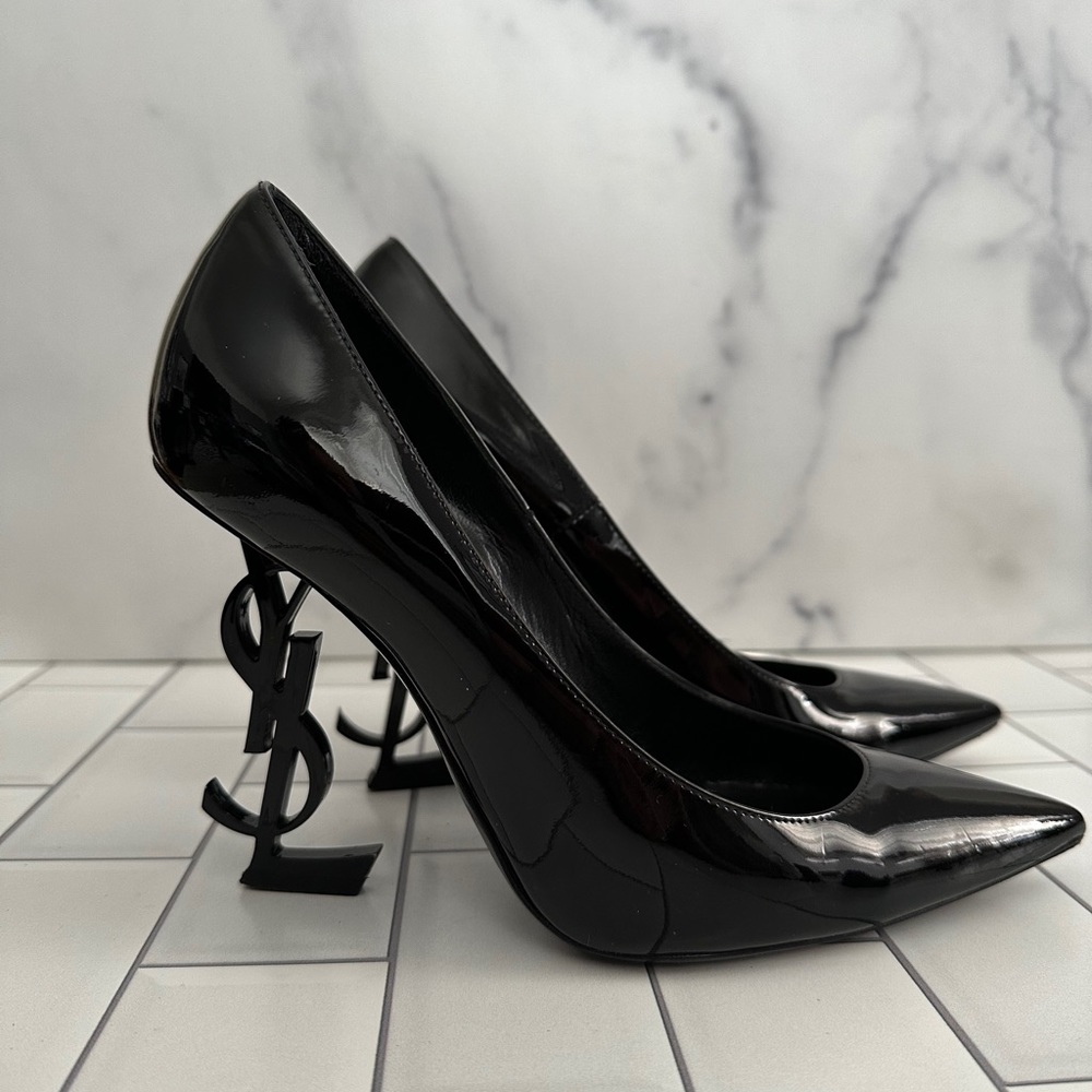 Yves Saint Laurent Patent leather pumps